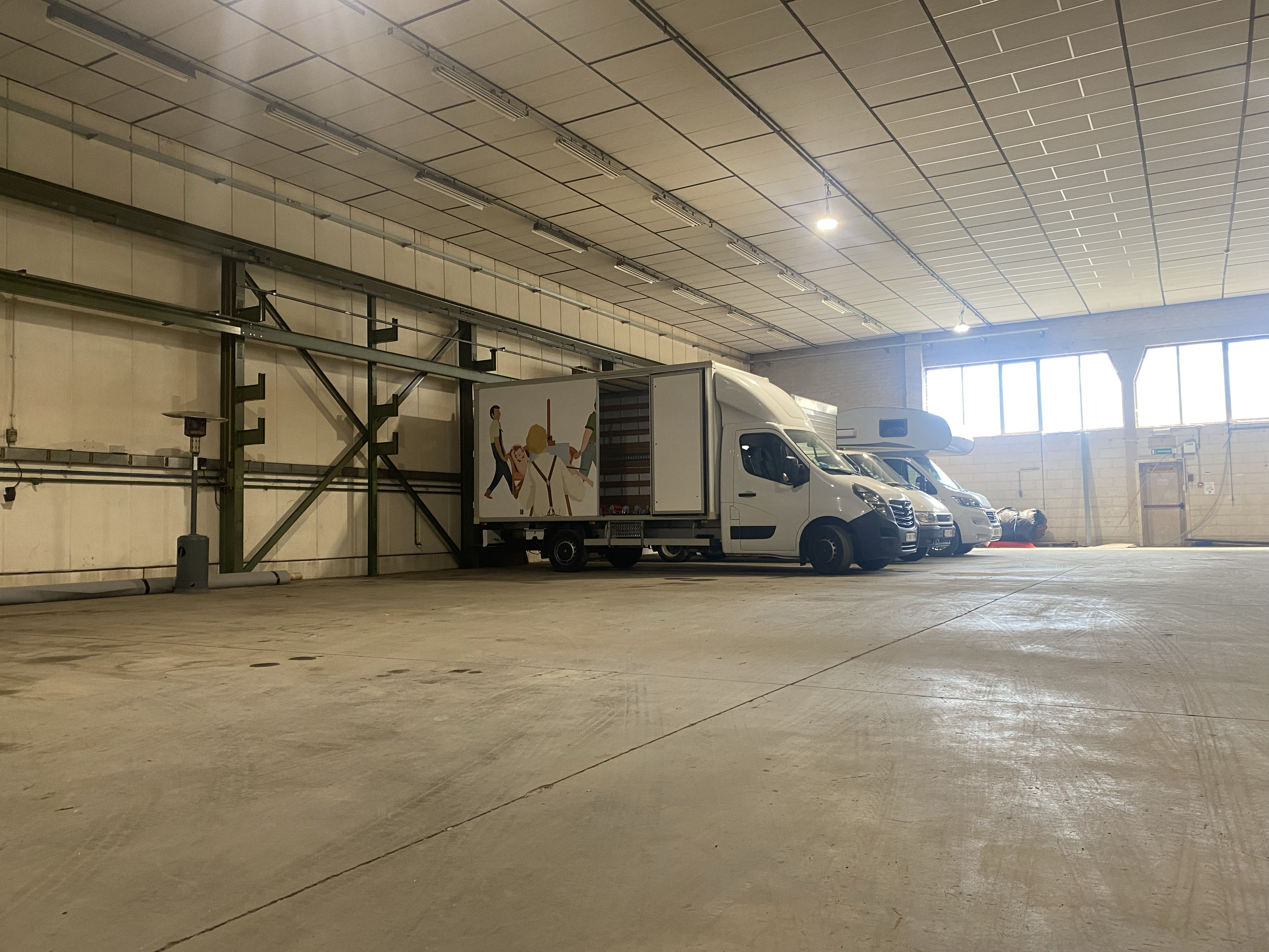 Ruime co-warehousing hal met rekken en laadzone